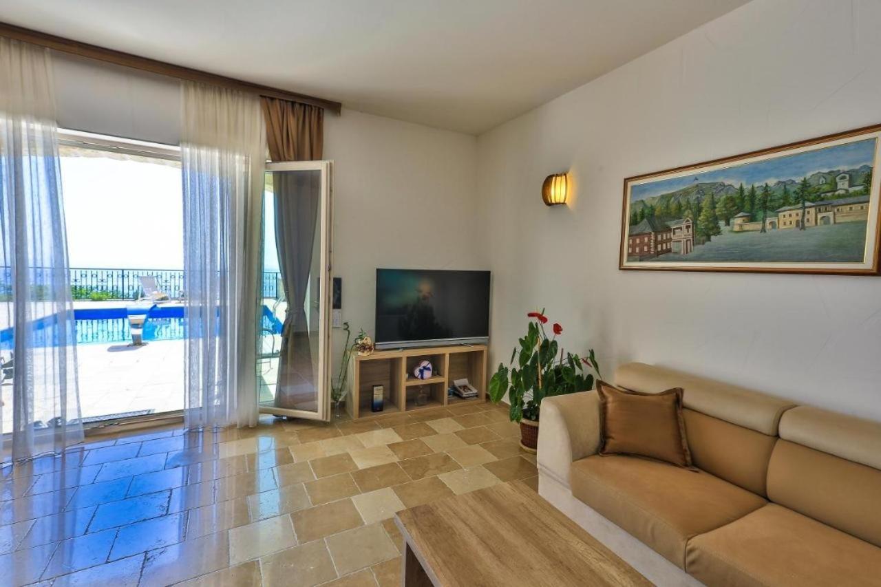 Sunny Calia Budva