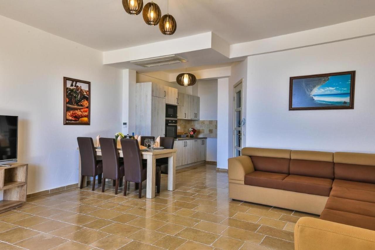 Sunny Calia Villa *